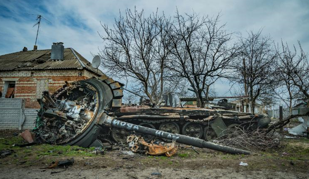Російський танк знищений, його башта підірвана після бою під Харковом, Україна (Фото: Reuters)