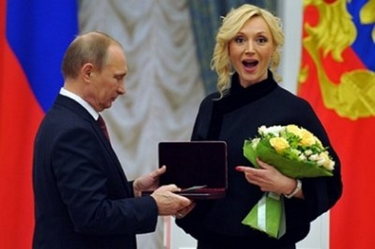 Путін вручає Орбакайте посвідчення та знак заслуженого артиста Росії. 28 грудня 2013 р.