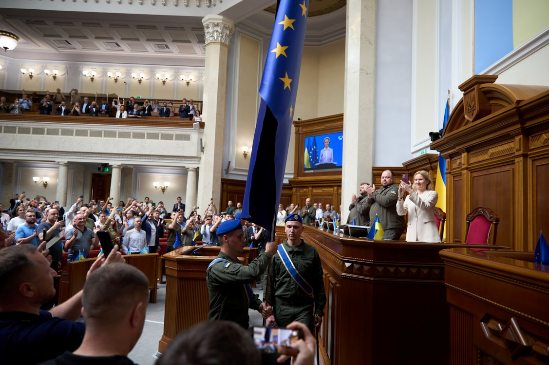 В Українському парламенті тепер встановлено прапор ЄС. Це була перша з «двох мрій» спікера СтефанчукаФото: Верховної Ради України