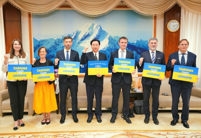 «Тайвань стоїть з Україною»: церемонія пожертви коштів урядом Республіки Китай (Тайвань) представникам країн Центральної Європи в Тайбеї. По центру – міністр Ву. 16 березня 2022 р.
