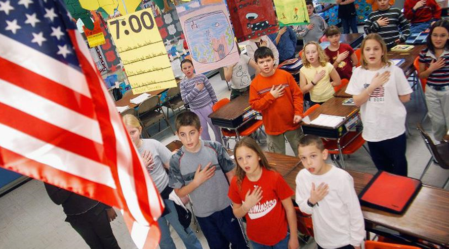 Американським школярам необов’язково співати гімн під час підняття прапора
