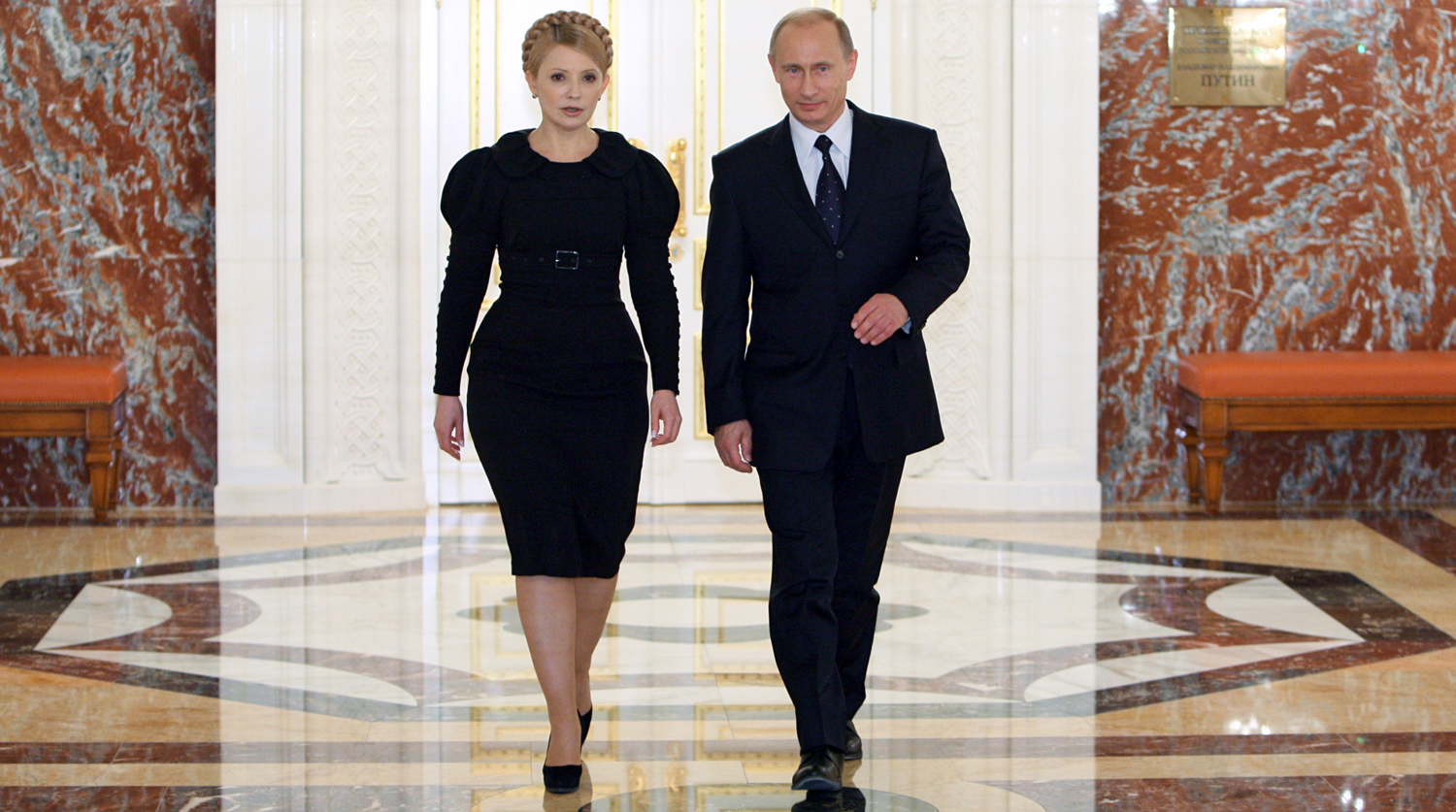 У 2009-му під час «газових» зустрічей Тимошенко пустила в хід не лише свої дипломатичні навички, а й суто жіночий арсенал: приїхала до Путіна у чорній сукні з металевою застібкою вздовж усією спини (фото з відкритих джерел)