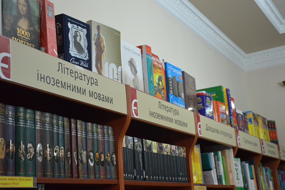 Книгарня «Є» під російськими книжками виставляє табличку, де зазначено, що тут можуть бути книги, видані в Росії (фото: konkurent.ua)