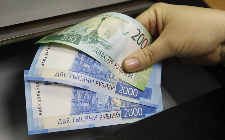 Скоро російська валюта не коштуватиме і паперу, з якого виготовлена? (Фото: Reuters)