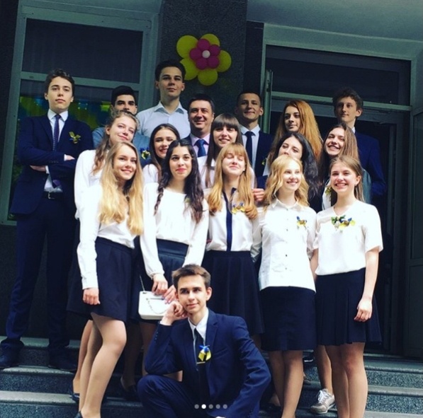 Вячеслав Кириленко и его дочь София Кириленко с одноклассниками