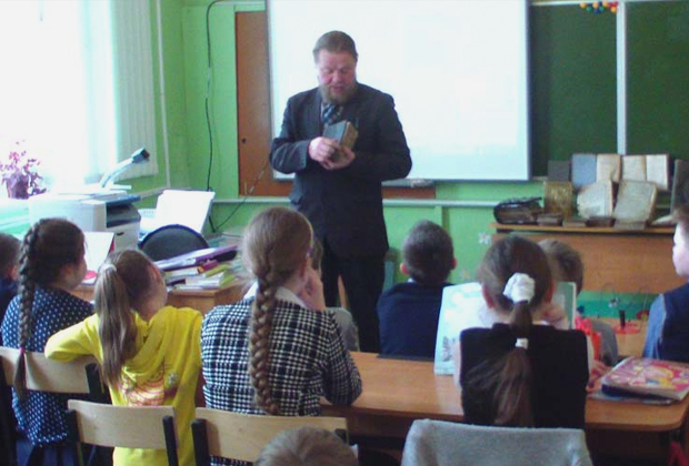 Иеромонах Никон на уроках в младших классах Думиничской средней школы №3  (Фото: пресс-служба Козельской епархии)