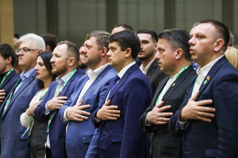 Дмитро Разумков та депутати «Слуги народу» на партійному з'їзді у листопаді 2019 року (Фото: Рух «Чесно»)