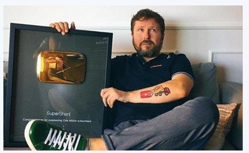 У 2017 році Шарій отримав золоту кнопку від YouTube, адже його канал, на жаль, був дуже популярний (фото з відкритих джерел)