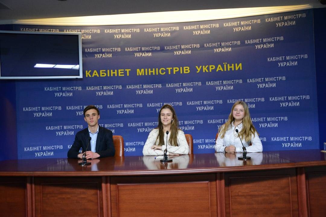 София Кириленко (в центре) с одноклассниками