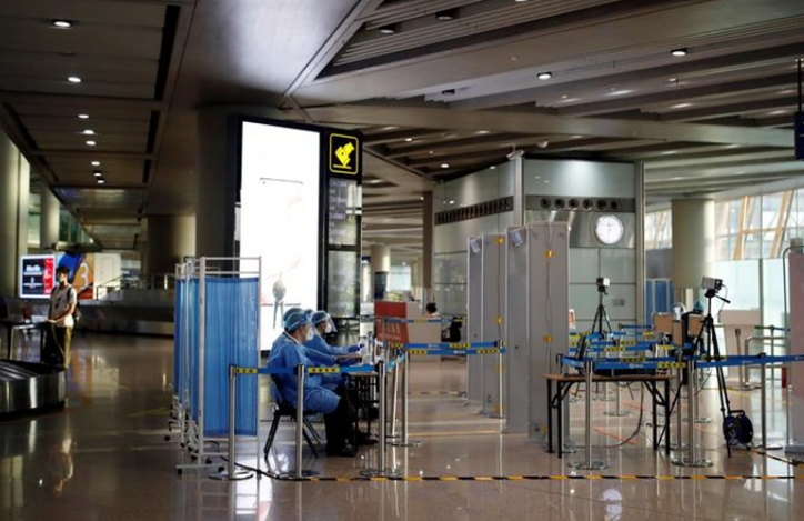 В аеропорті Пекіна ретельно перевіряють пасажирів із «сумнівних» країн. Фото Reuters