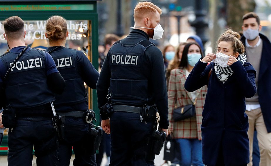 Німеччина активно вакцинується, але не розслабляється: всі ходять на вулиці лише у масках. Фото DW