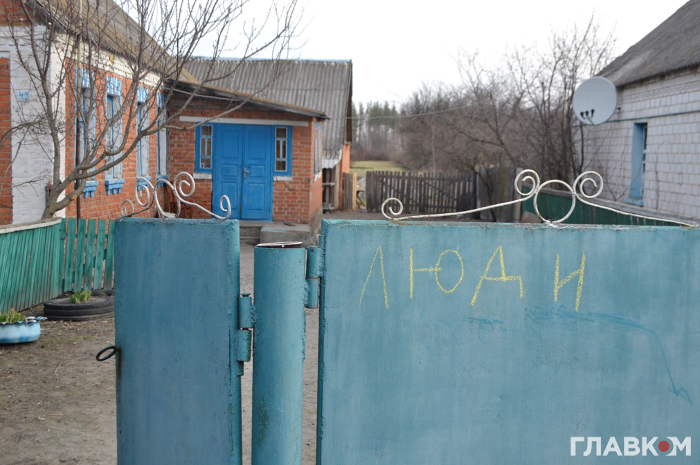Село Луговики. Окупанти радили мешканцям начепити на паркан білі хусточки. Місцеві ж написали на воротах «ЛЮДИ» (Фото: «Главком»)