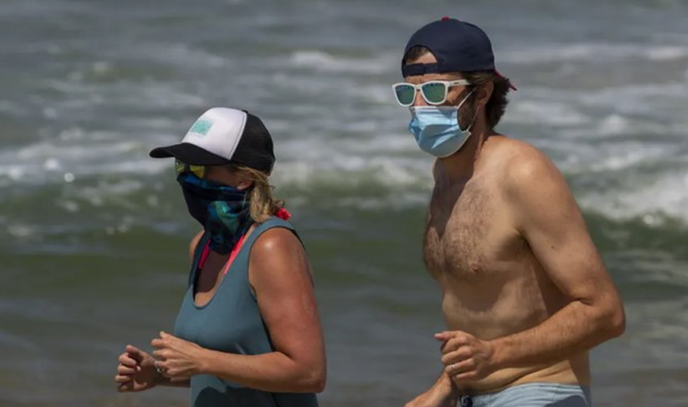 Відвідувачів турецьких пляжів змусили одягти маски