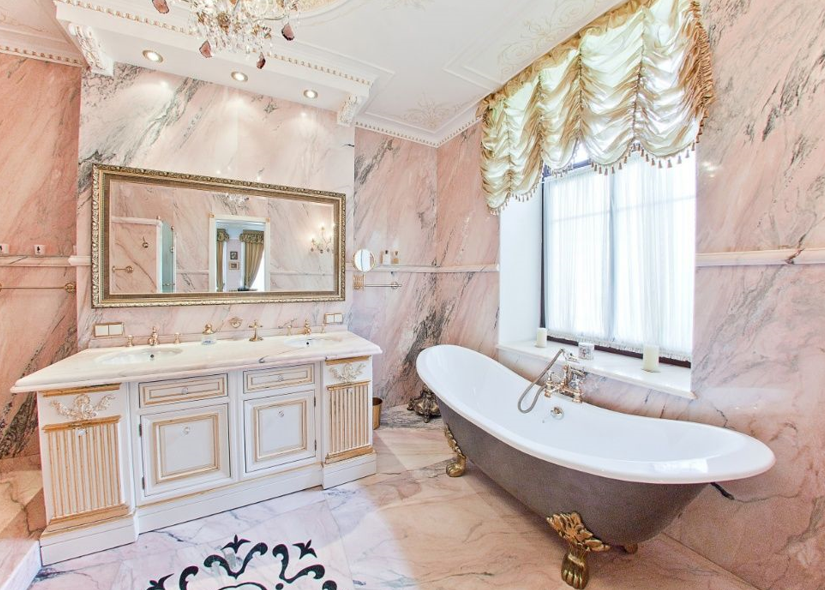 Мармурова ексклюзивна ванна кімната – одна з дизайнерських родзинок квартири