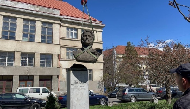На початку квітня в Ужгороді знесли пам'ятник Пушкіну (Фото: Ужгородська міськрада)