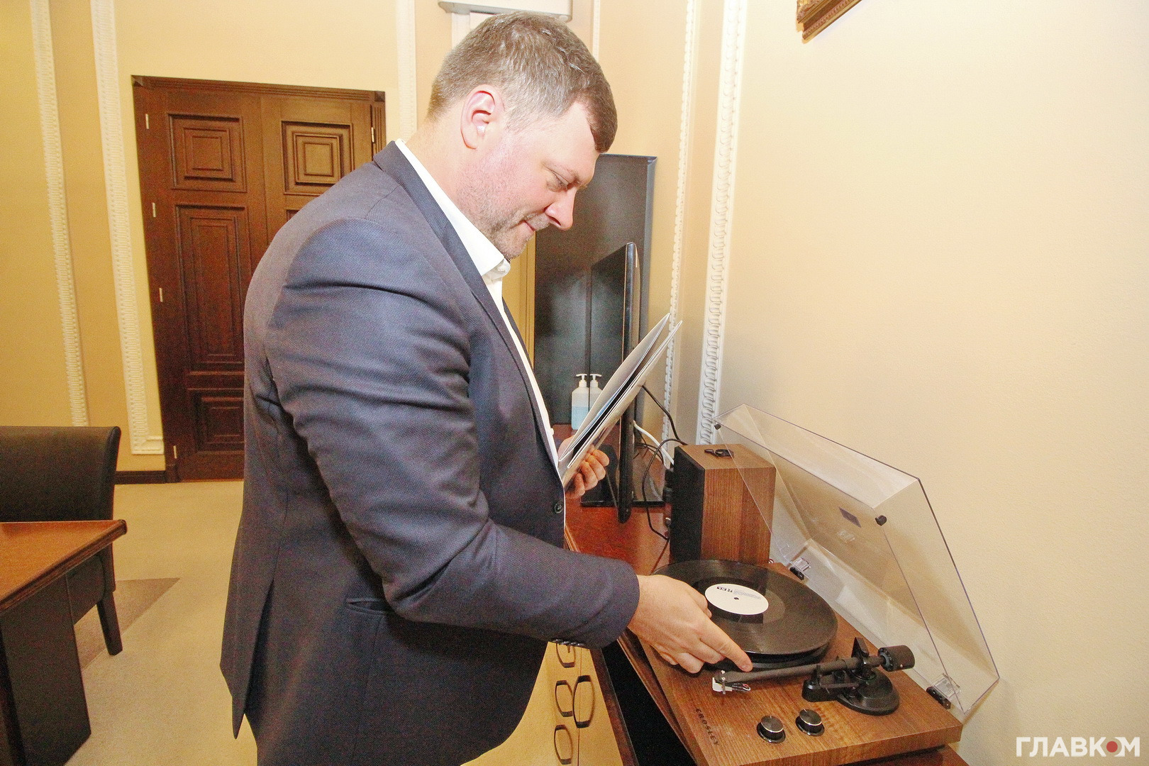 Перший віцеспікер Олександр Корнієнко тримає в новому кабінеті телефон та колекцію вініла