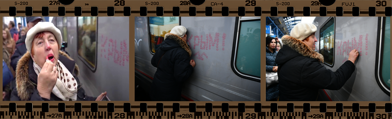 Одна з стороніц окупаційної влади намазала губи помадою і розцілувала вагон поїзда, на якому приїхав керівник країни-агресора Путін