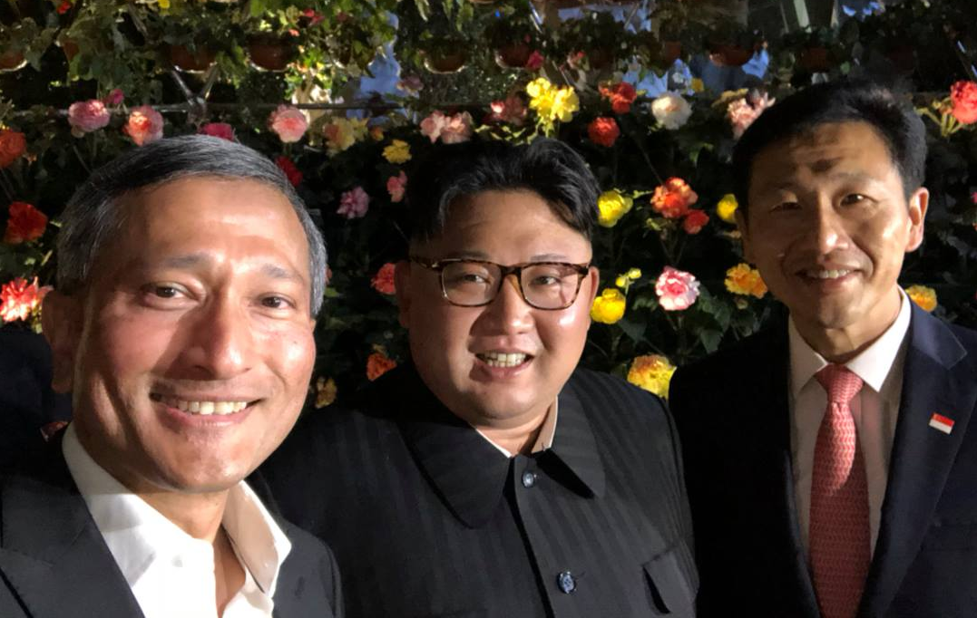 Зліва направо: глава МЗС Сінгапуру Вівіан Балакрішнан, лідер Північної Кореї Кім Чен Ин, міністр освіти Сінгапуру Він Е Кун