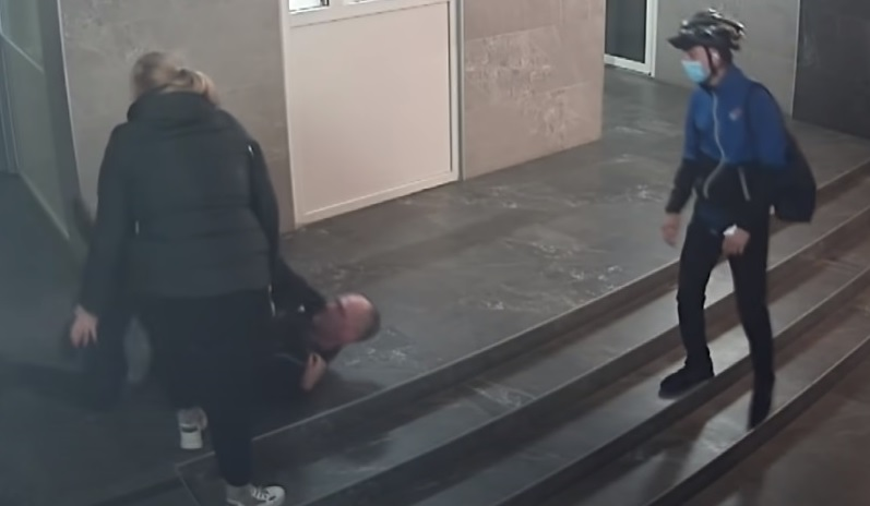 Церковнослужитель зчепився з чоловіком постраждалої жінки Фото: скріншот із відео