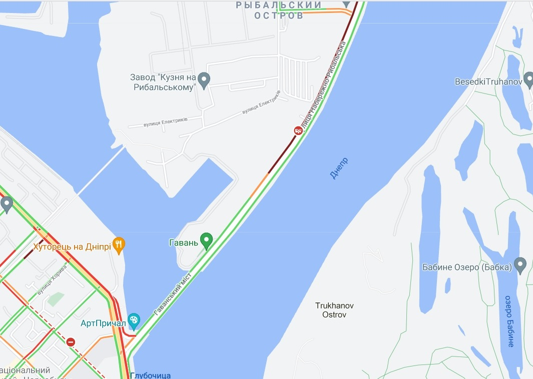 Рух транспорту на Набережно-Рибальській ускладнено. Дані карти Google Maps