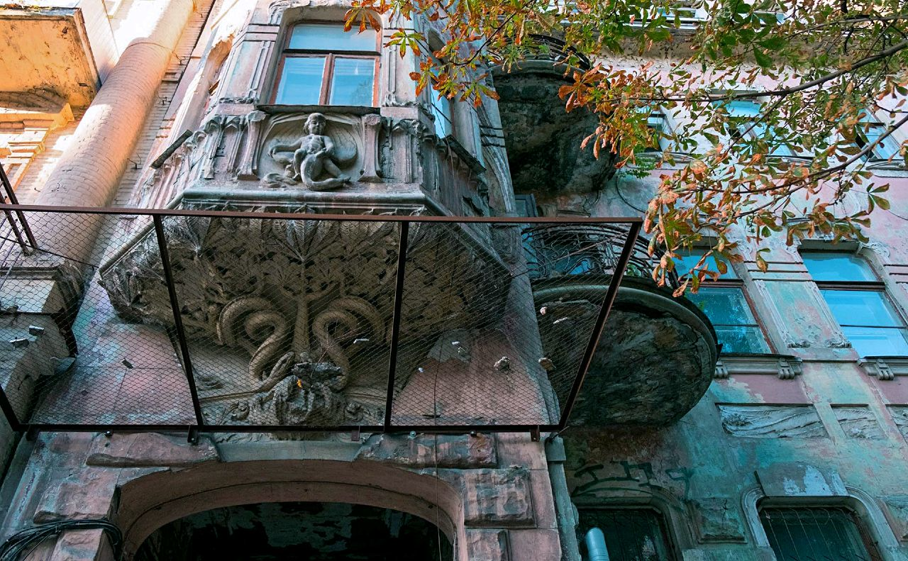 Будинок зі зміями та каштанами вирізняється своєю декоративністю Фото з відкритих джерел