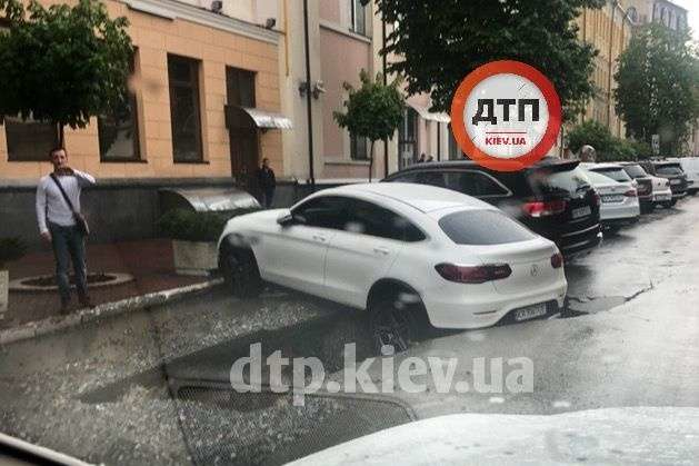 У яму на вулиці Іллінській провалився автомобіль. Фото: dtp.kiev.ua