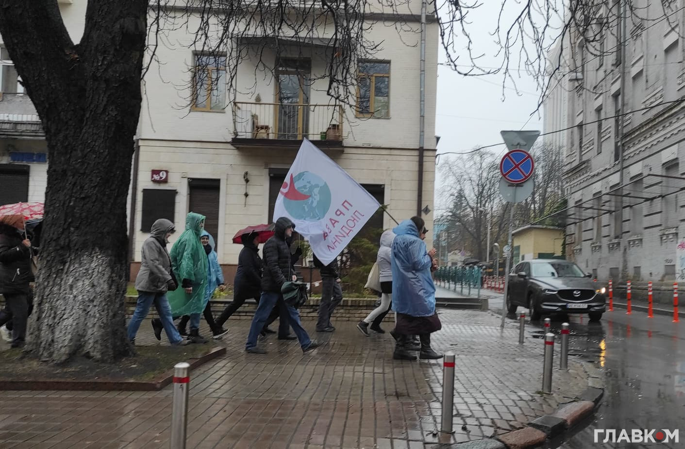 На мітинг прибувають учасники акції протесту Фото: glavcom.ua