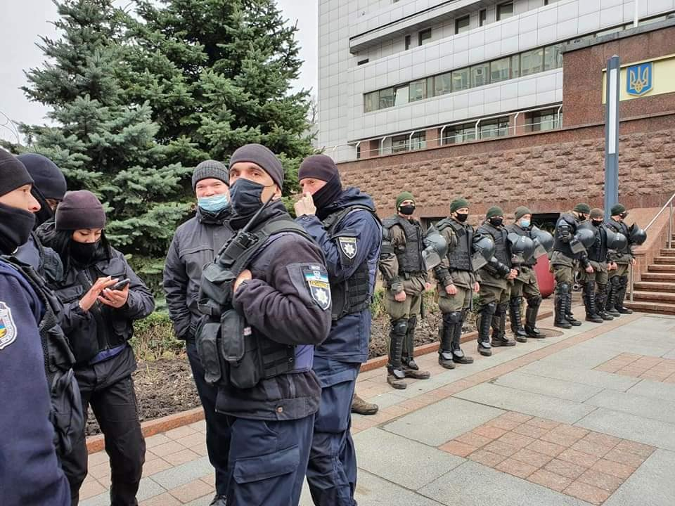 Правоохоронці під Апеляційним судом. Фото: Єлизавета Жарікова