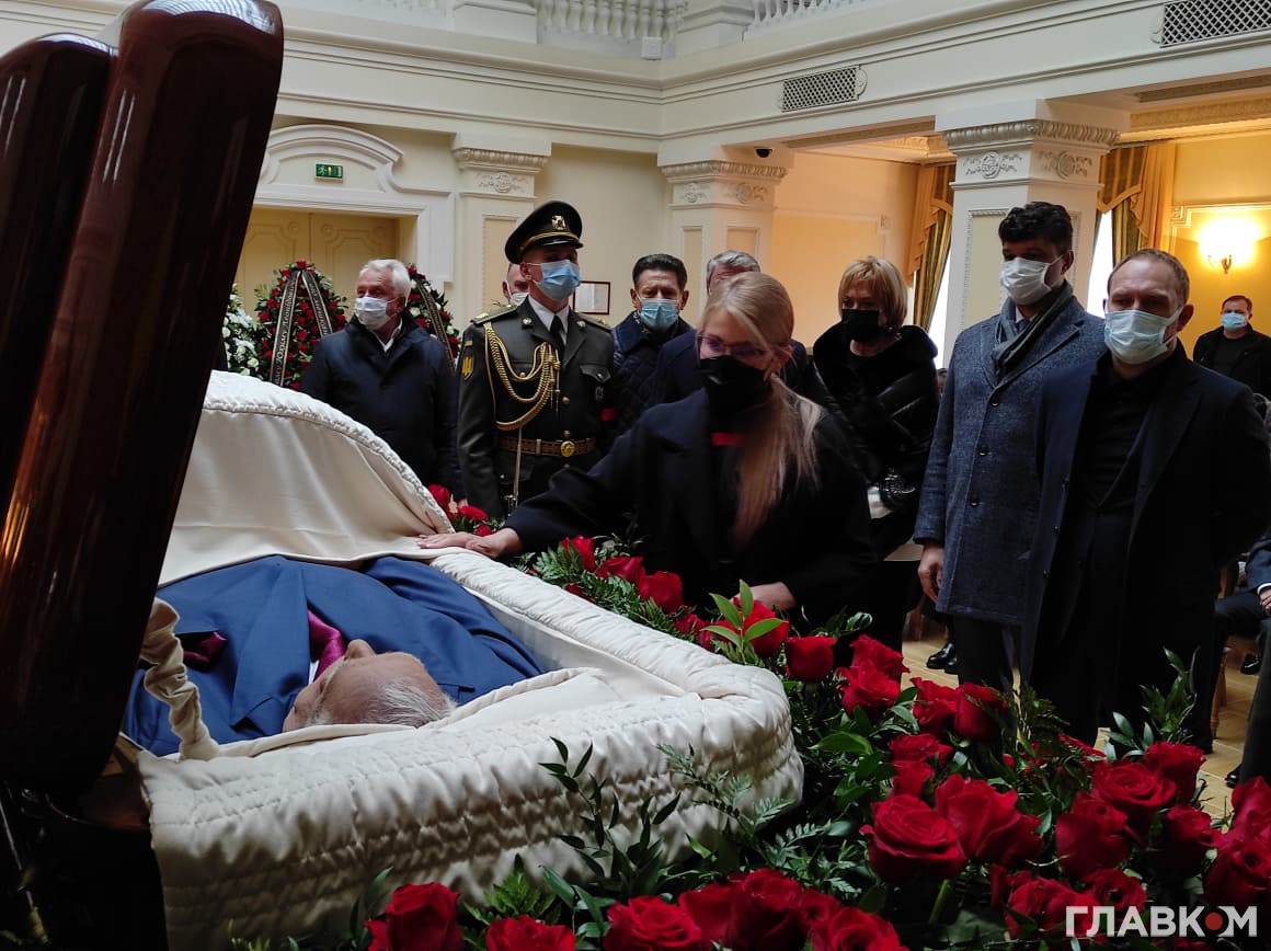 Юлія Тимошенко на прощанні з Юхимом Звягільським Фото: glavcom.ua
