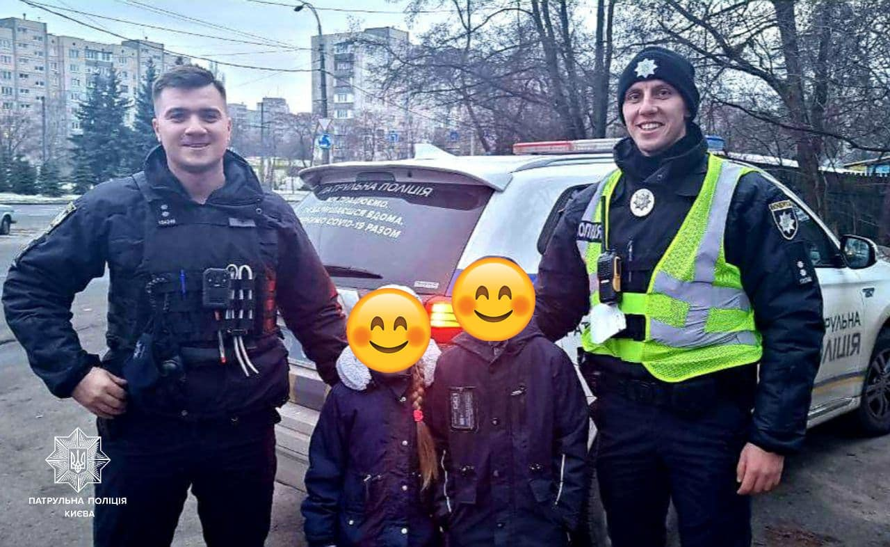 Патрульні врятували хлопчика в мотузковому парку. Фото: Патрульна поліція Києва