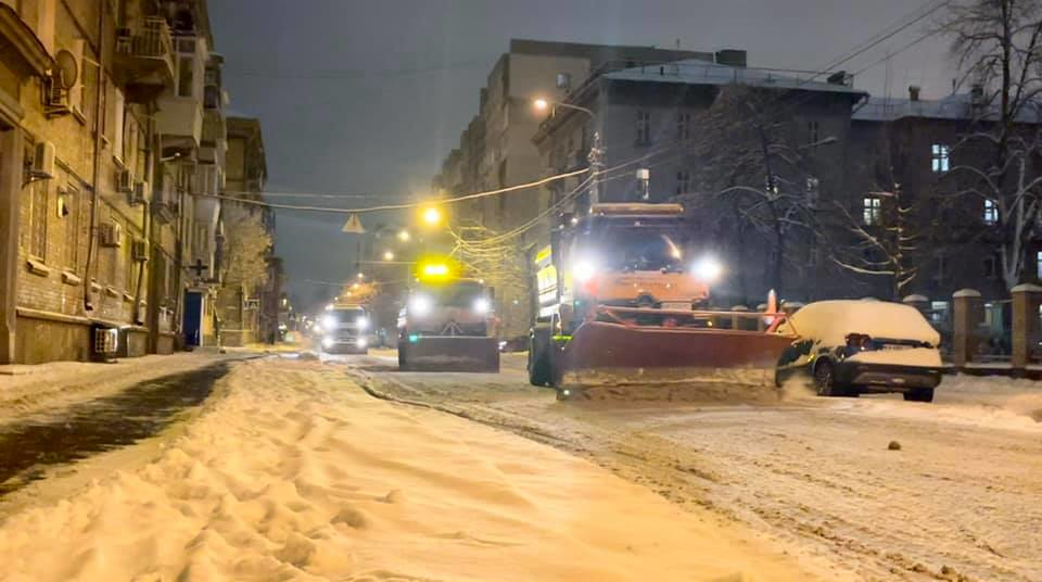 Колони спецтехніки очищають дороги від снігу. Фото: Київавтодор