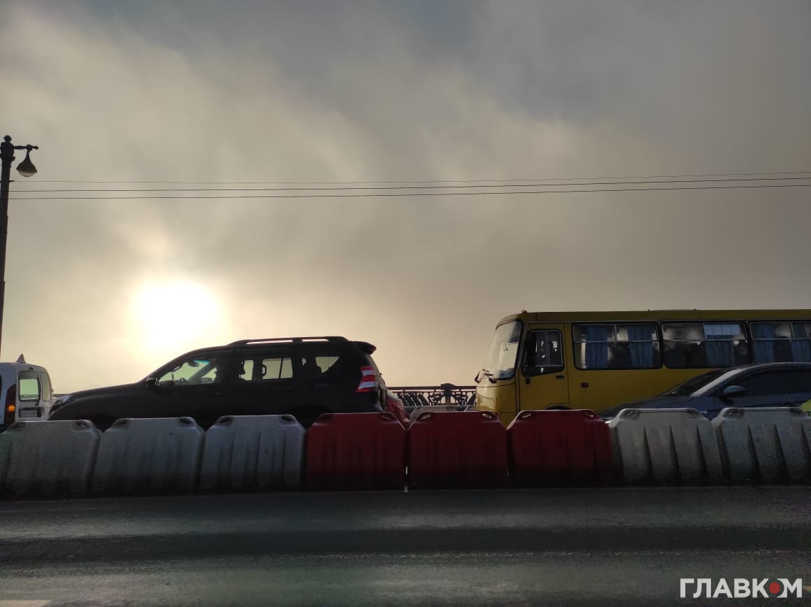 Зранку Київ затягло димом Фото: glavcom.ua
