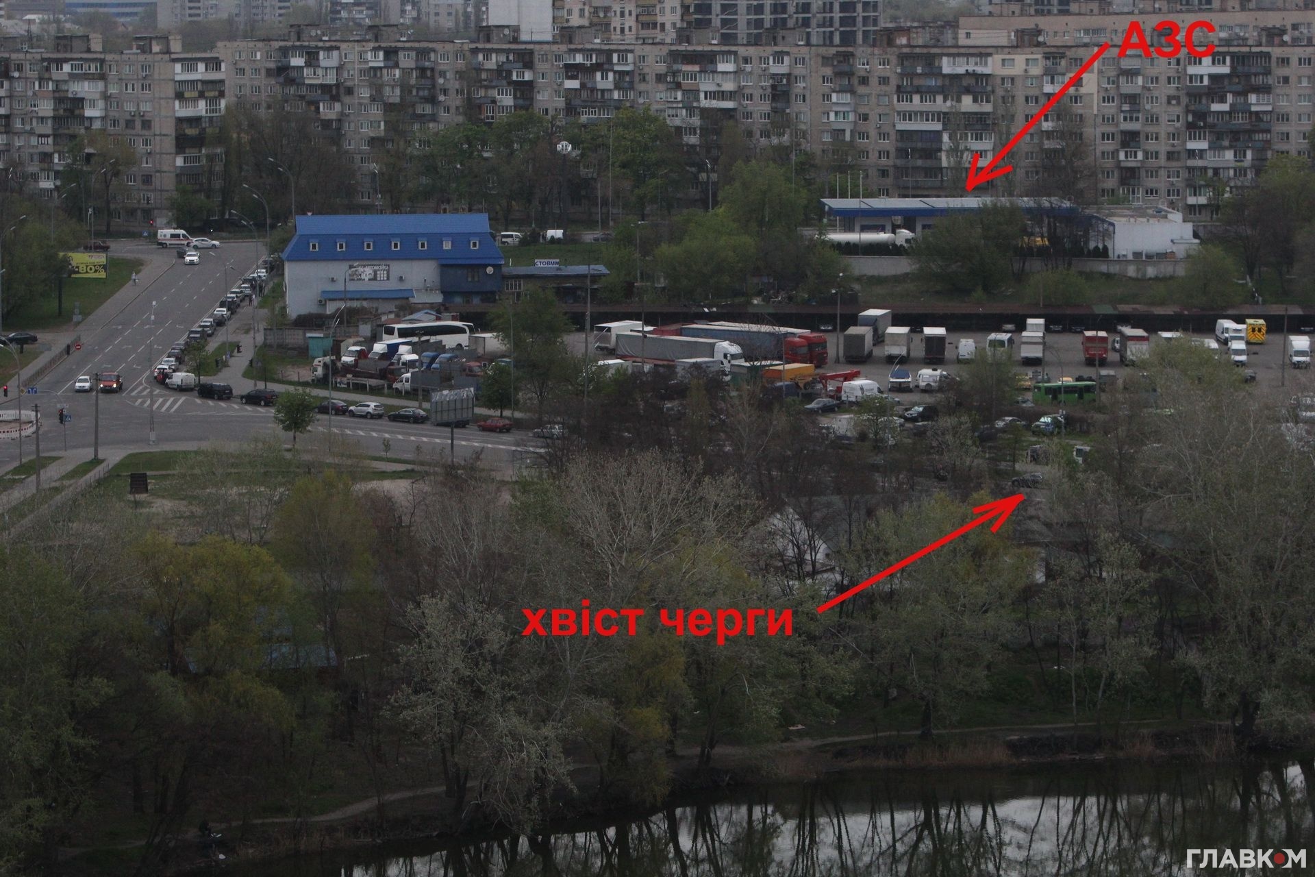 Черга на АЗС розтяглася на кілька сотень метрів (фото: glavcom.ua)