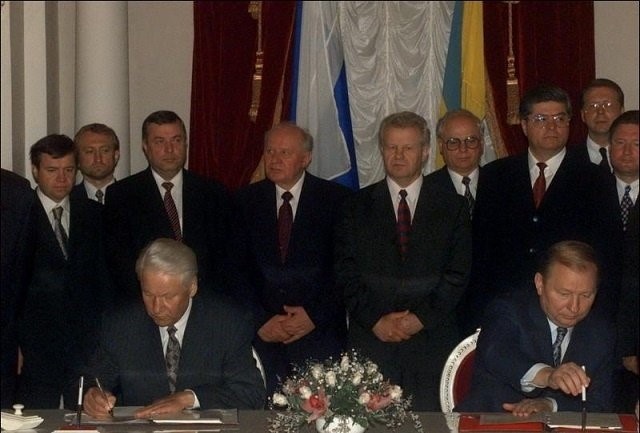 Єльцин і Кучма підписують Договір
