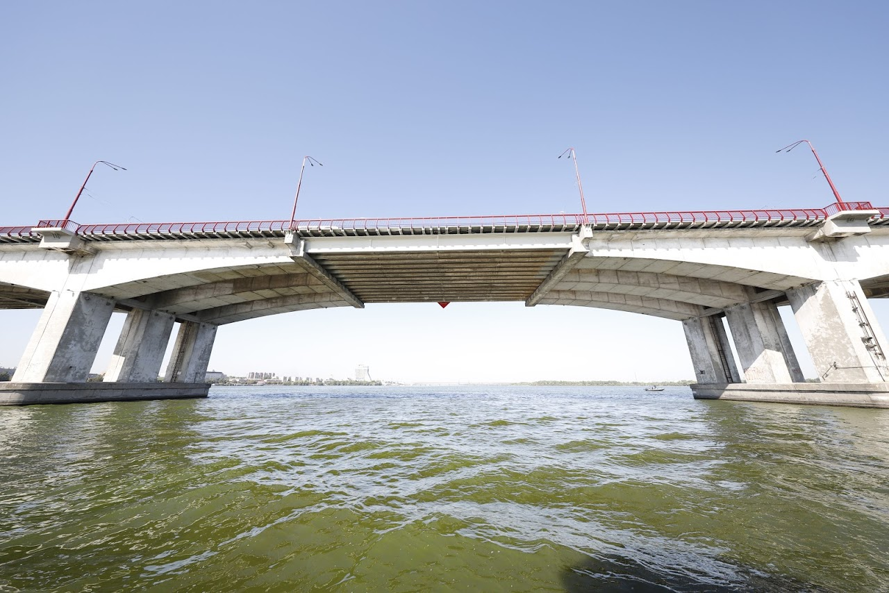 Автодорожньому мосту, який з’єднує береги Дніпра, вже більш ніж півсотні років і його капітальний ремонт почався ще в 2017 році