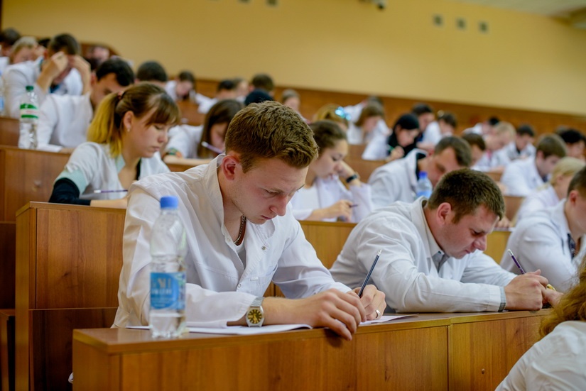 Перевіряють рівень знань українських студентів-медиків за допомогою тестування КРОК на третьому курсі (КРОК 1), шостому курсі (КРОК 2) та в інтернатурі (КРОК 3)