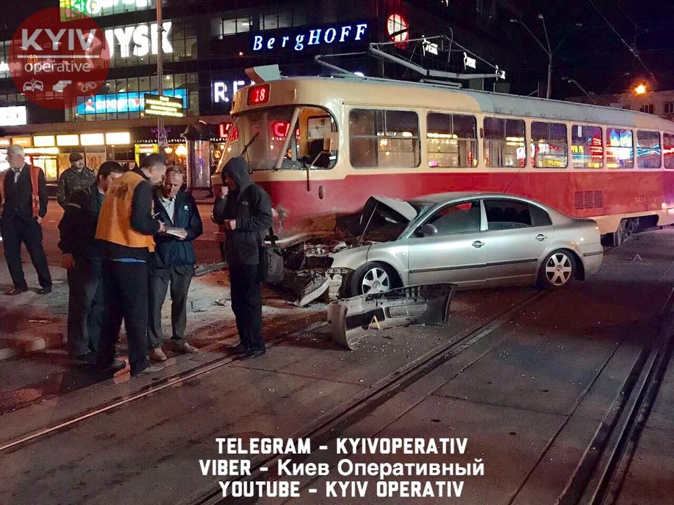 У червні 2017 року на великій швидкості Олег Барна врізався в столичний трамвай. Удар був такої сили, що трамвай зійшов з рейок і в нього вилетіло скло. На щастя, трамвай був уже без пасажирів, а от нардеп заробив собі синців.