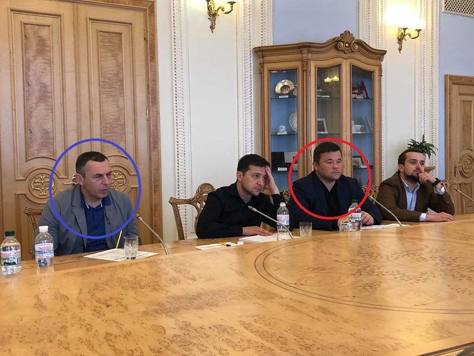 Шефір (у синьому колі) та Богдан (у червоному колі) сидять біля Зеленського під час переговорів з нардепами