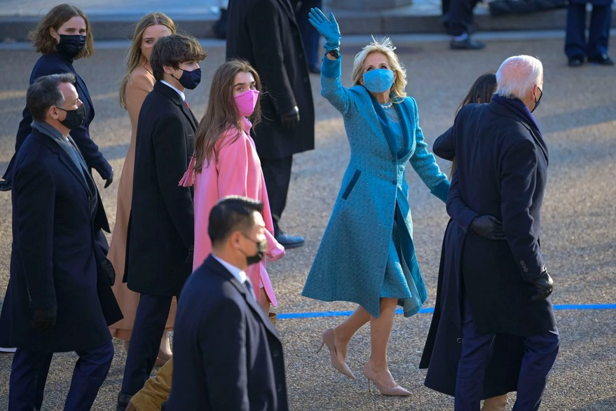 Жінки з оточення Байдена перетворили маски на аксесуар: за кольором вони збігалися із пальтами. Фото The Washington Post