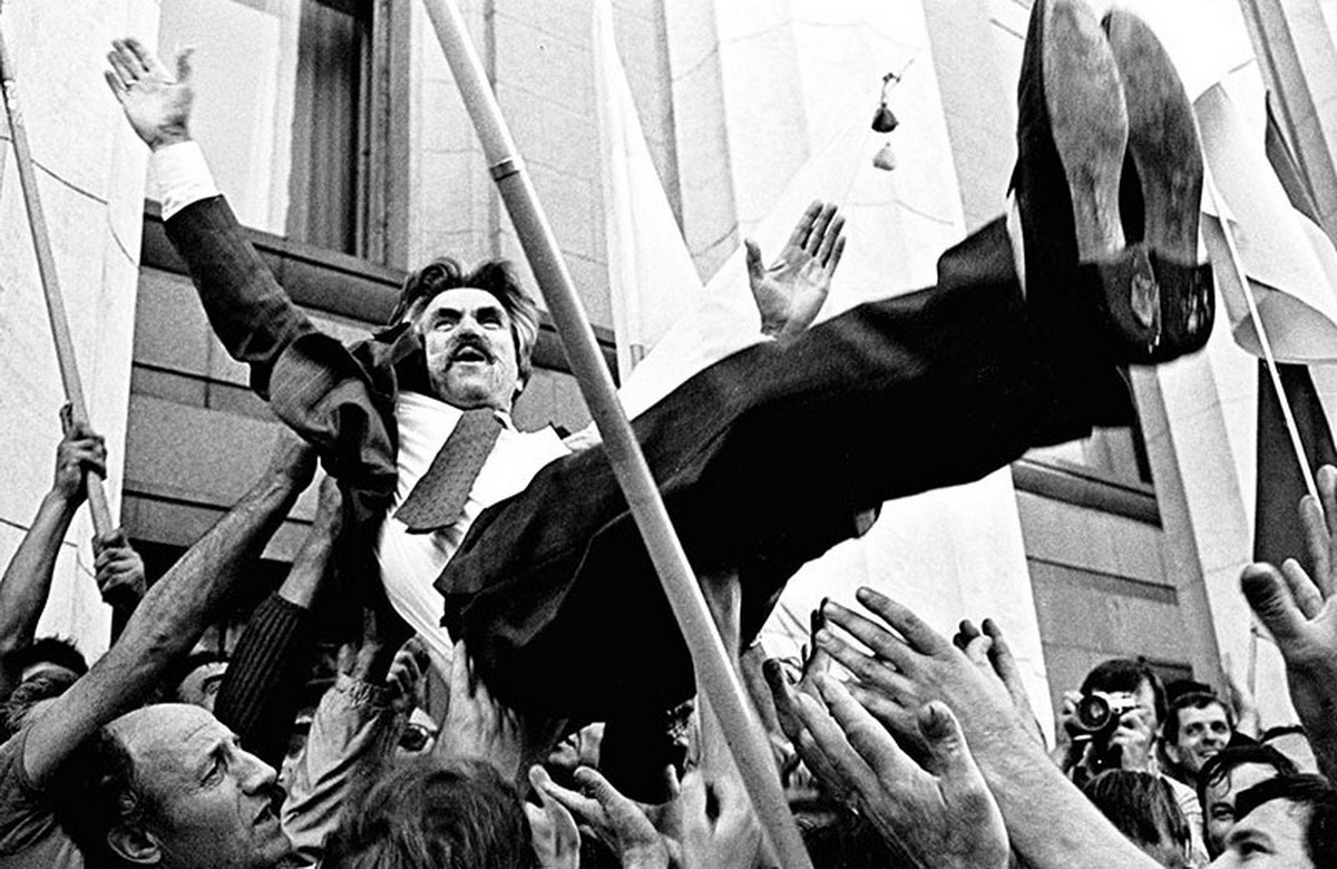 24 серпня 1991 року. Народний депутат, дисидент, автор Акту проголошення незалежності Левко Лук' яненко біля будівлі Верховної Ради