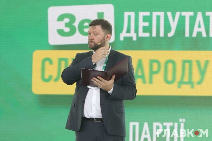 Голова «Слуги народу» Олександр Корнієнко стверджує, що партія використовує лише послуги волонтерів