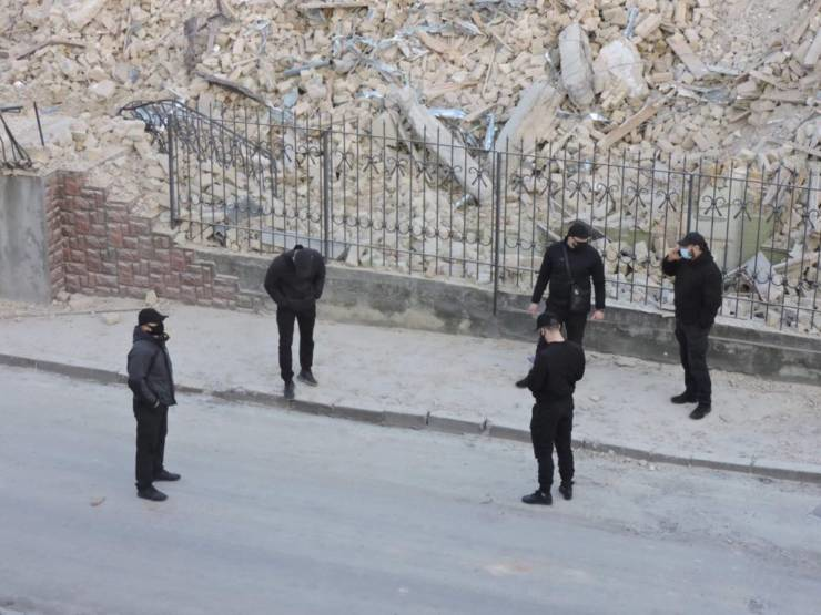 Приватні охоронці погрожували «перевірити голову на міцність» містянам, які викликали поліцію під час знесення садиби. Фото: Кіндратъ Дармограєнко