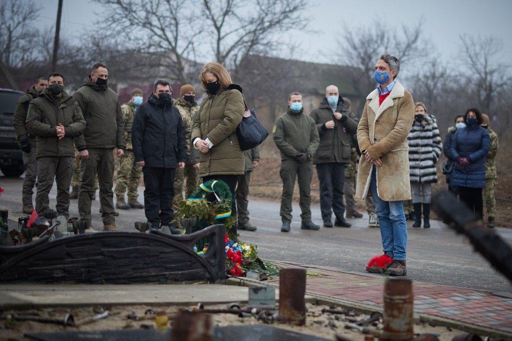Володимир Зеленський та посли «великої сімки» вшанували пам'ять загиблих на Донбасі
