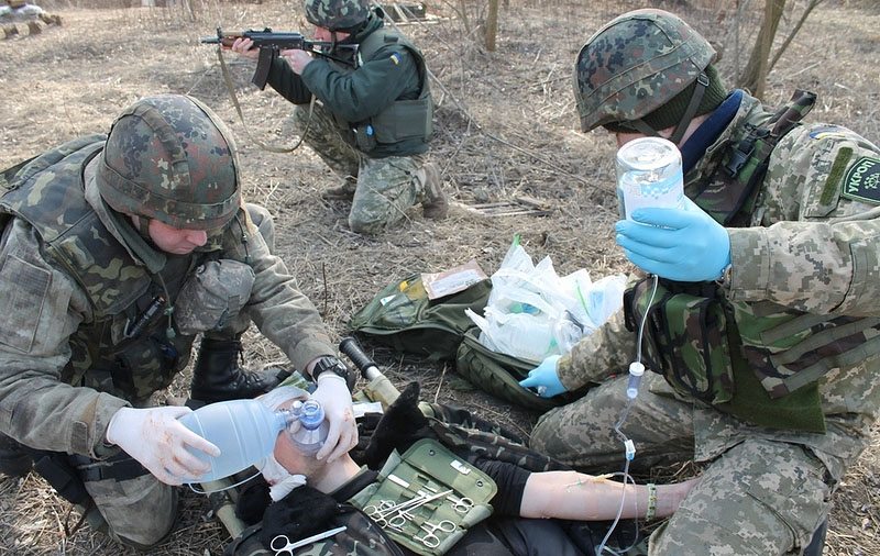 Українські військові на Сході постійно потребують перевіреної, безпечної крові. Фото: racurs.ua