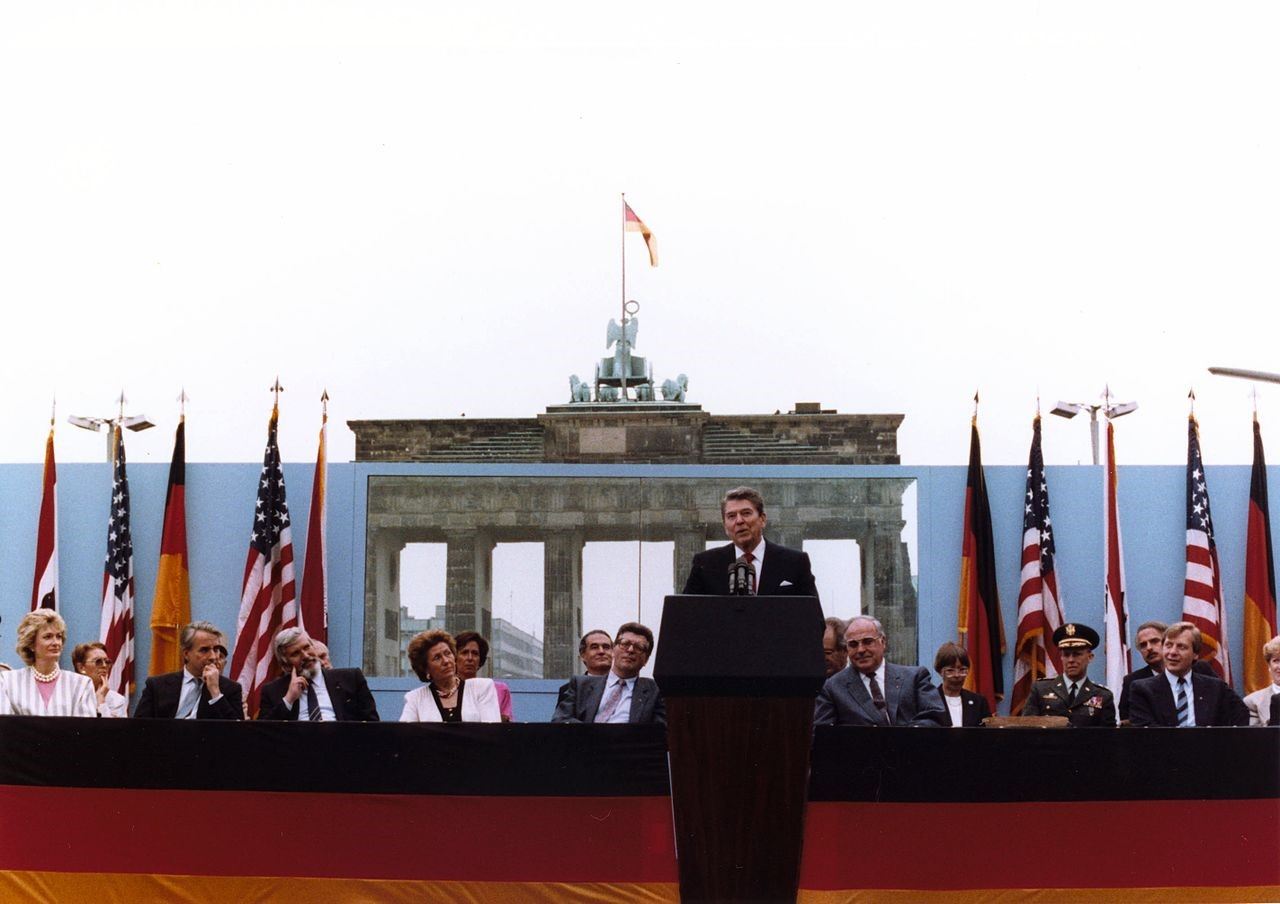 Виступ Рейгана у Берліні перед Бранденбурзькими воротами і стіною, що розділяла місто на Західний і Східний Берлін: «Пане Горбачов, відчиніть ці ворота! Пане Горбачов, зруйнуйте цю стіну!»