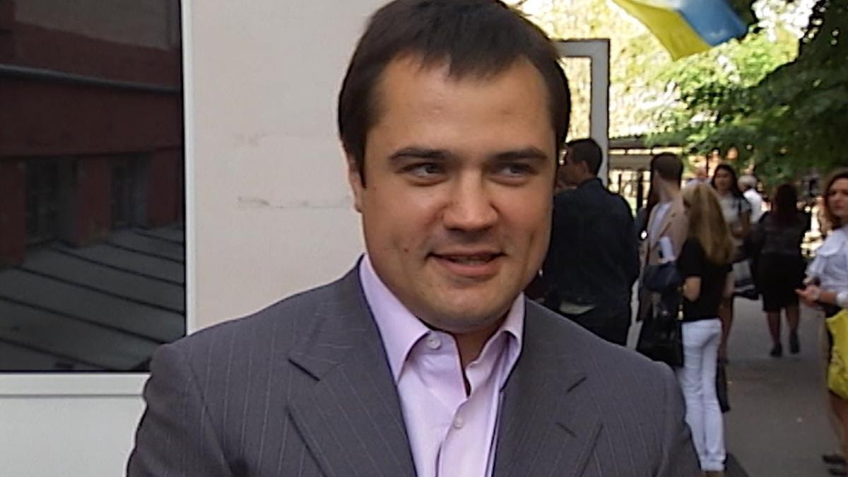 8 квітня 2011 року в приміщенні Київської мерії СБУ затримала Дениса Комарницького. У грудні 2012 року суд присудив йому два роки умовно