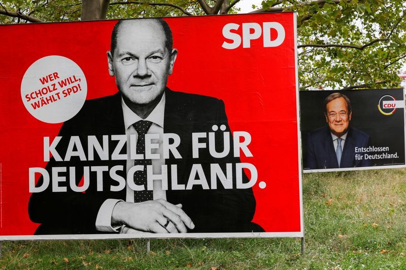 Білборд із зображеннями кандидата в канцлери Олафа Шольца на вулицях Німеччини