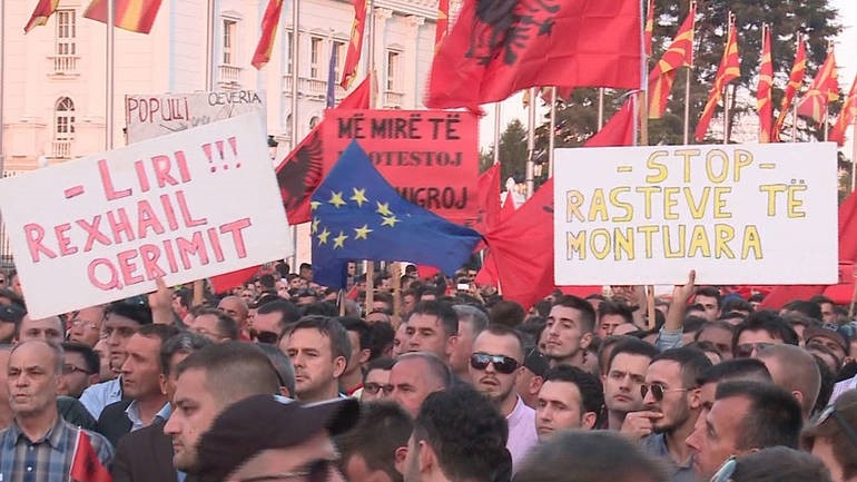 Протест албанських політичних сил біля будівлі уряду Македонії в Скоп'є. 9 травня 2016 р. Фото Al Jazeera