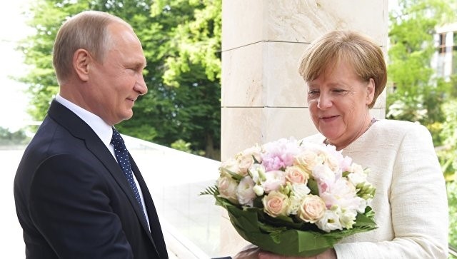  Президент РФ Володимир Путін і федеральний канцлер ФРН Анґела Меркель під час зустрічі в Сочі 18 травня 2018 року Фото ria.ru.