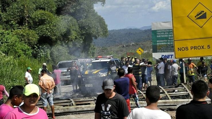На кордоні між Бразилією та Венесуелою бразильці перестрівають венесуельських біженців та змушують їх повернутися на венесуельський бік